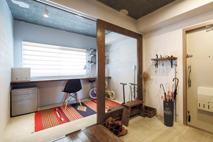 玄関横にある床がコンクリート仕上げのワークスペース（書斎）