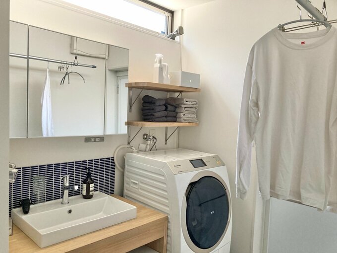 洗面所に洗濯物を干した様子