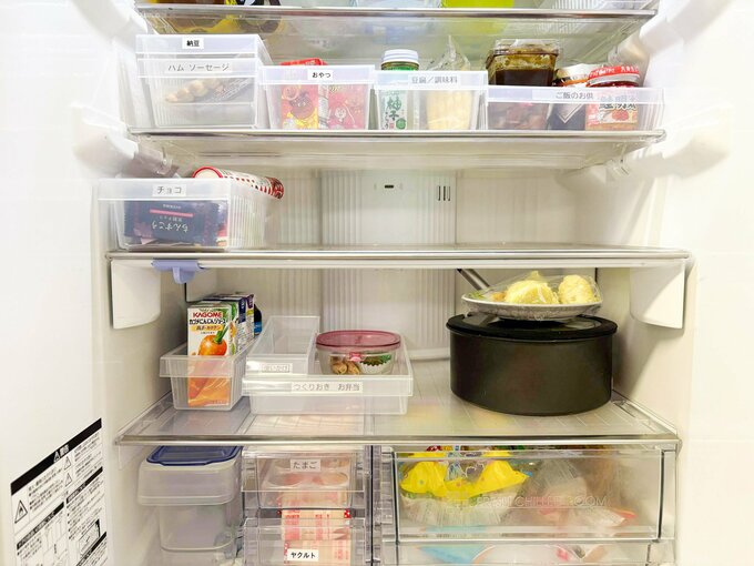 収納ケースを重ねているところ