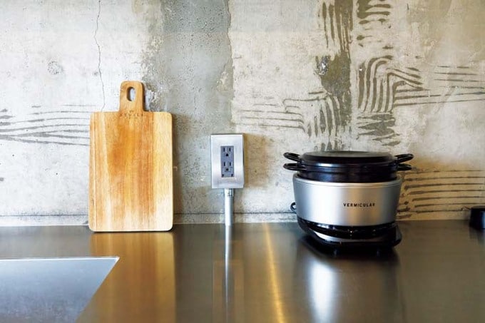 ステンレスのワークトップとコンセント