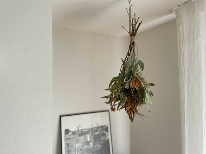 「つるす」ことで空間に躍動感が生まれる