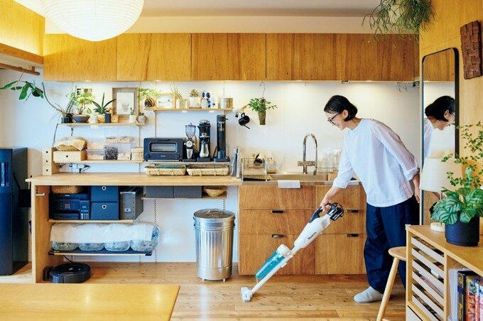 キッチンを掃除する女性