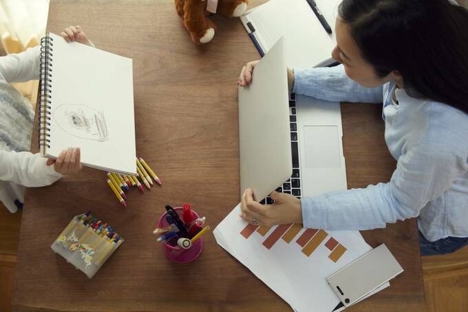 親子が向かいあっている様子