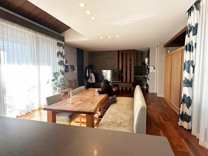 南北に窓があるダイニングスペース