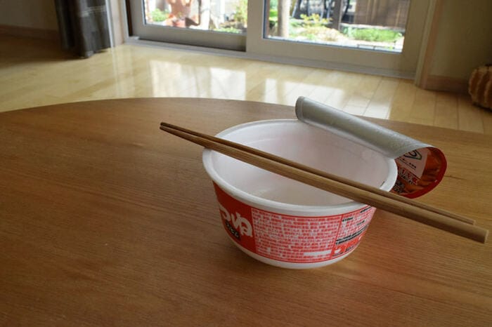 ダイソーのセメントとカップ麺の空き容器で「プランター」をDIY