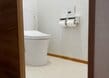20年間汚部屋住人が「トイレに置くことをやめたもの」5つ。スリッパ・マットは不要、掃除ブラシはつり下げに