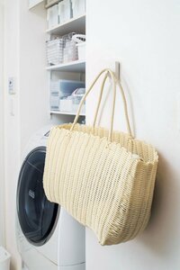 脱衣用のカゴを壁にかける