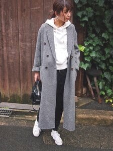 モノトーンで色数を抑えてシックに重ね着