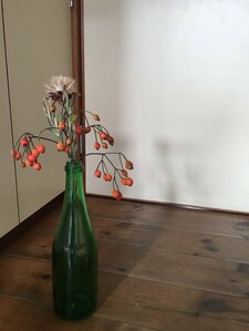 ワインのあきビンにはあえてくたっとさせた花を
