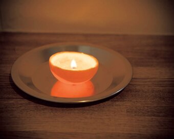 災害などの停電に頼れるコツ！懐中電灯を賢く使う＆オレンジでランプをつくる！
