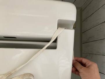 服のヒモでトイレのすき間汚れまでごっそり。掃除道具として優秀