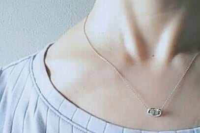 60代「アクセサリー」を見直して大正解。重いブレスレットは手放し、“軽くてラク”が心地いい