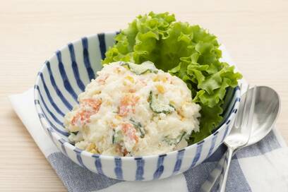 日本の母親は家事をやりすぎ？「ポテトサラダ論争」が明らかにした古い価値観