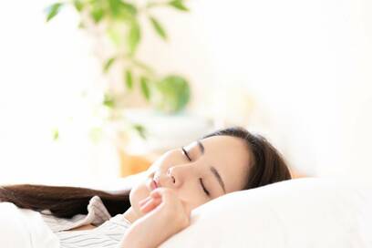 蒸し暑さやストレスで眠れない…。「失眠のツボ」を刺激してぐっすり