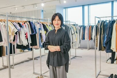 60代に似合う「GU」のお出かけコーデ。手元が華やかになる指輪は5つセットで590円