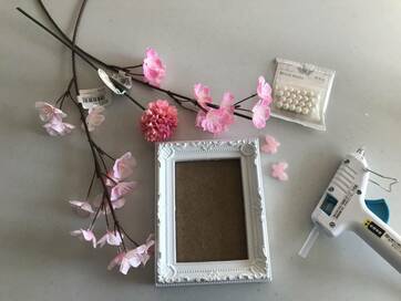 100円グッズで簡単！部屋が華やかになるフラワーフレーム