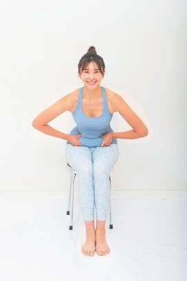 座ったままおなかを「つかむだけ」。話題のきくち体操で腸を活性化