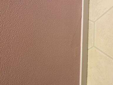 壁紙が剥がれた場所も再度塗装すればきれいになる