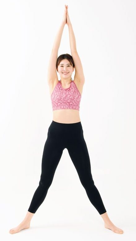 両腕を頭の真上に上げる