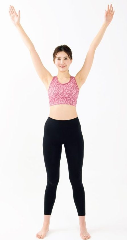 正面両手上げてYの字