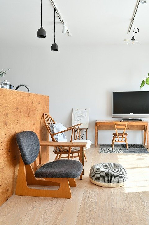 様々な椅子を合わせたLDK