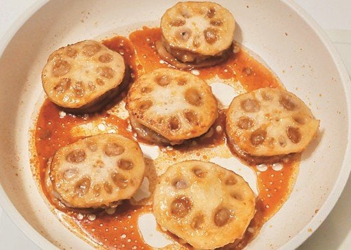 調味料を入れて煮詰める