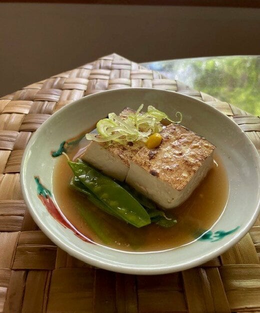 豆腐に旬のサヤエンドウを合わせて