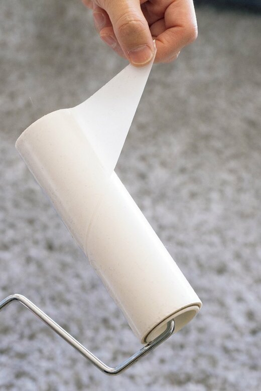 粘着テープをめくる様子