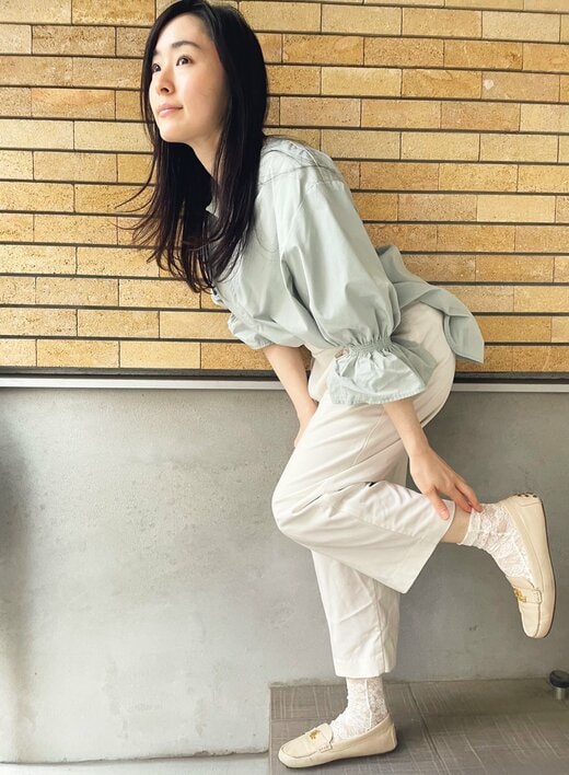 女性が膝を曲げている様子
