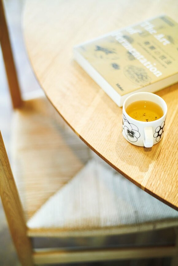 テーブルにティー