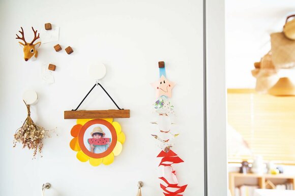 壁に子どもの作品