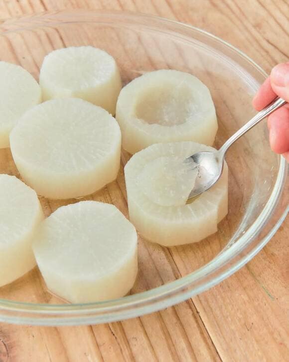 スプーンで大根をくり抜く