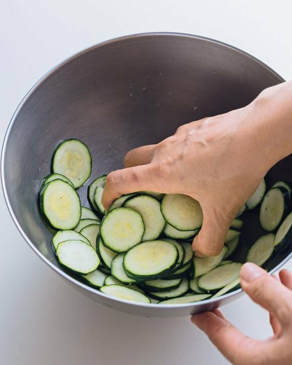 ボウルにズッキーニ