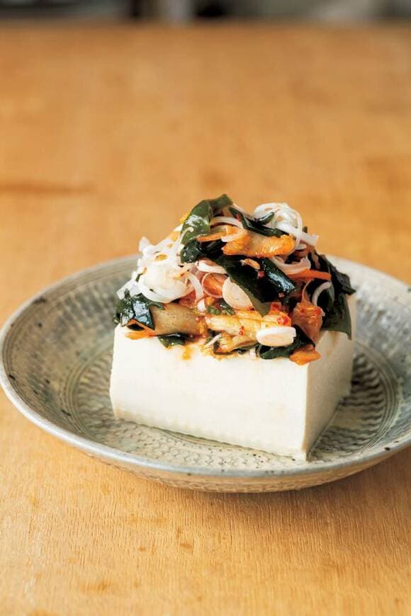 豆腐の上にワカメキムチ