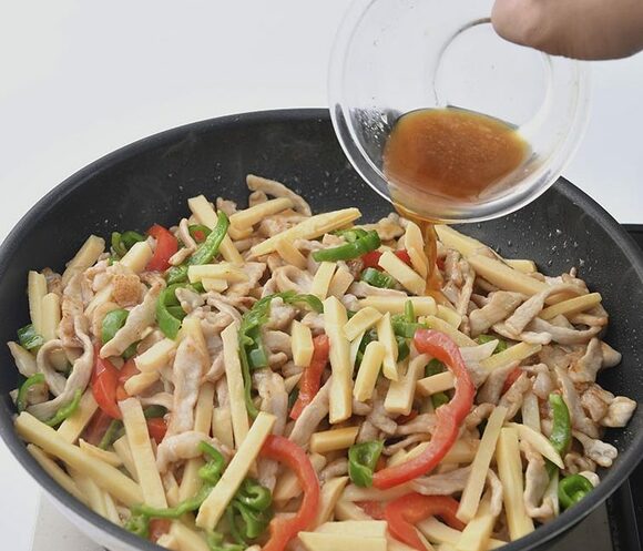 ほぐしながら炒めます