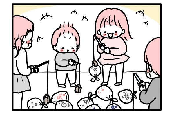 魚釣りゲームで遊ぶ子どもたち