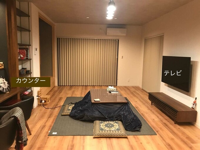 カウンターとテレビの位置関係