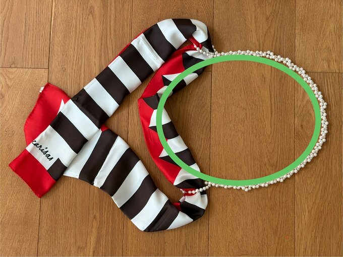 スカーフを通したネックレス