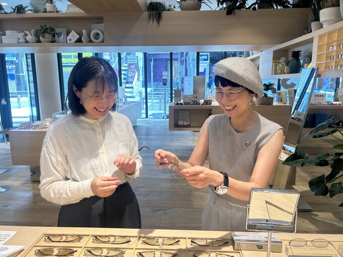 サングラスを選ぶ久世さんと里和さん