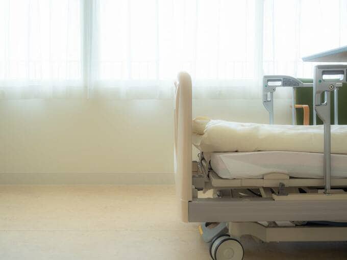 病院のベッド