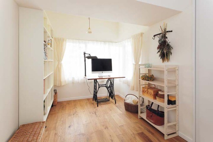 コーナー窓のある、内装を白でまとめた妻の部屋