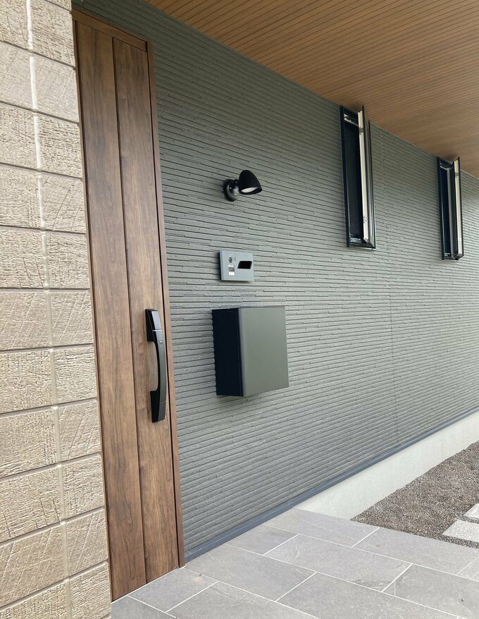 玄関脇のポスト