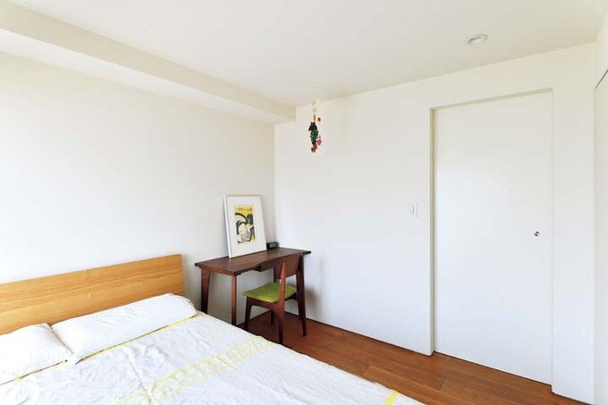 白い内装の寝室