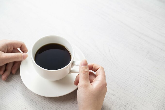 コーヒーを持つ手