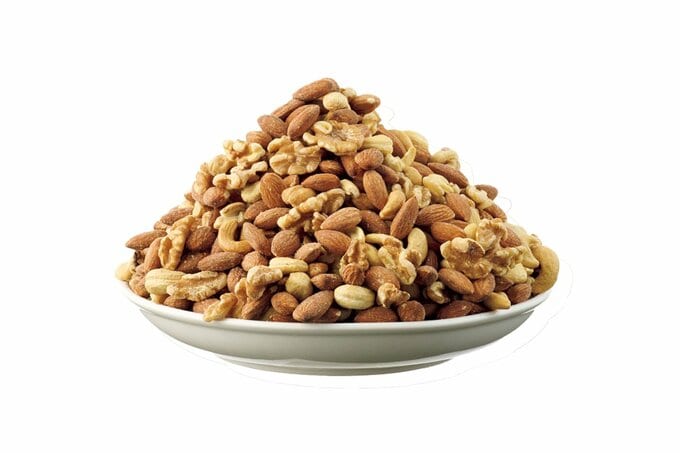 お皿に盛られた素煎りミックスナッツMAX