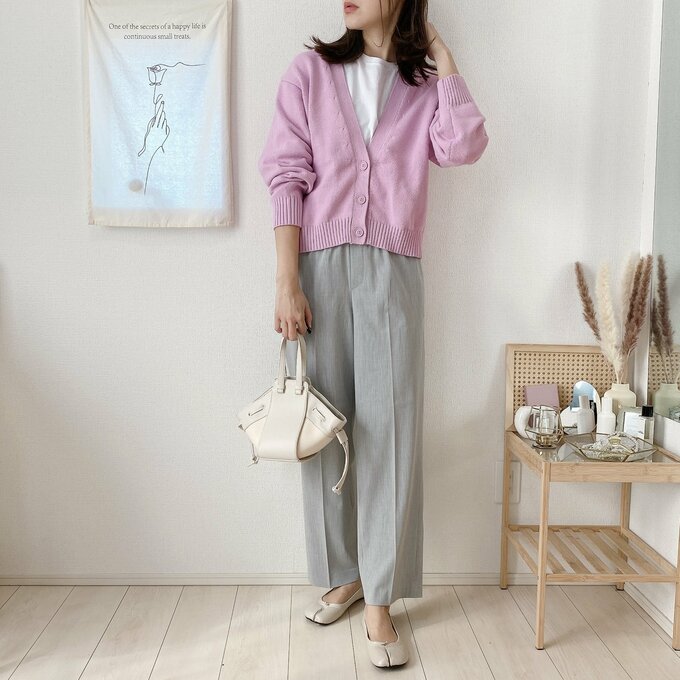 ピンクとグレーで春らしい大人コーデに