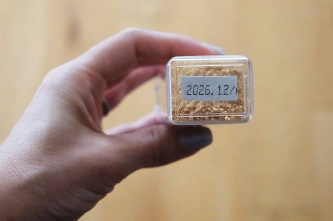 調味料にラベリングをする