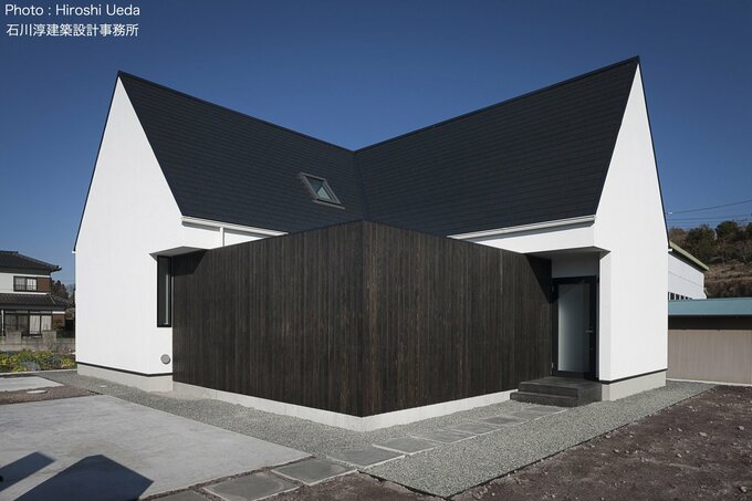 中庭側から見た平屋感覚の家