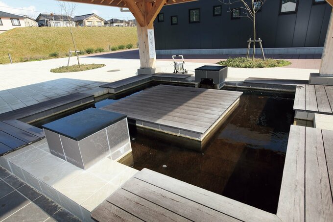 「だいこん足の湯」は源泉かけ流しの足湯。店舗終了時間に合わせてお湯が抜かれる。冬季は閉鎖