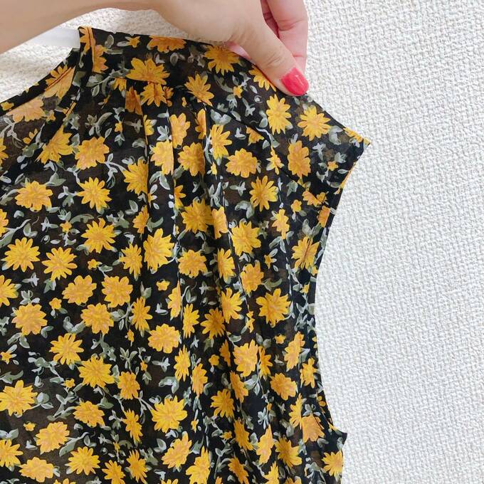 袖はノースリーブと半袖の中間くらい